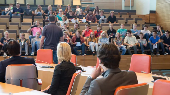 rassemblement, amphithéâtre, illustration transition politique et citoyenne