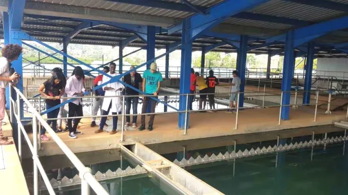 Des élèves visitent la station de traitement de Ggaba, à Kampala