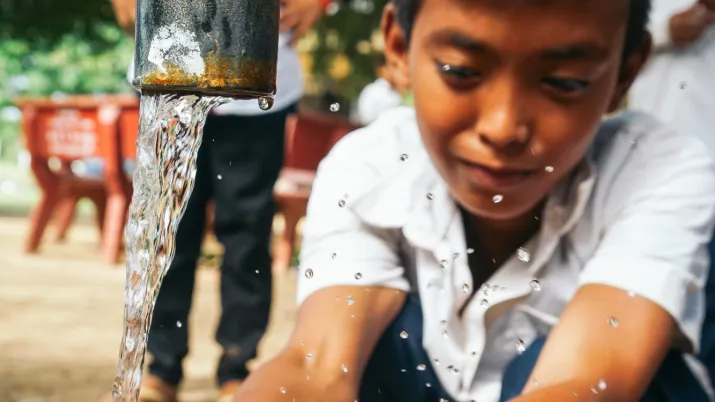 Au robinet d'eau d'une école à Kampong Cham, Cambodge