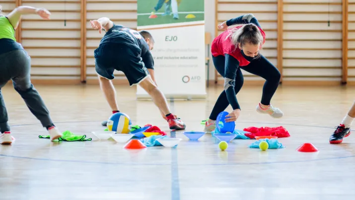 Séance de jeux au Kosovo grâce au projet "Ejo" © PLAY