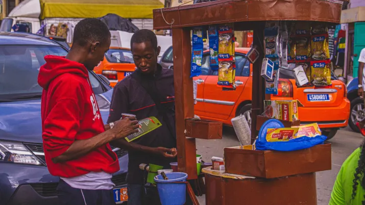 Vendeur de café dans une rue de Côte d'Ivoire