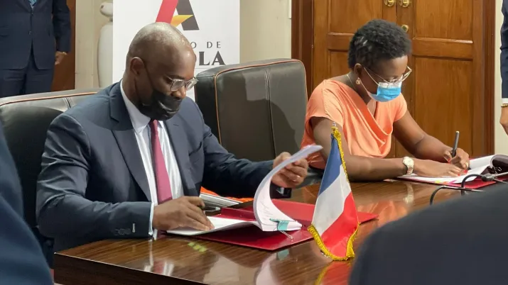 Christian Yoka signature - Angola
