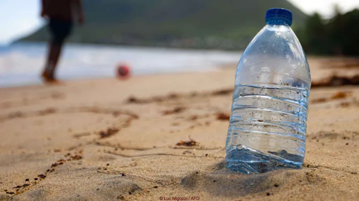 Bouteille plastique sur la plage du Diamant, Martinique