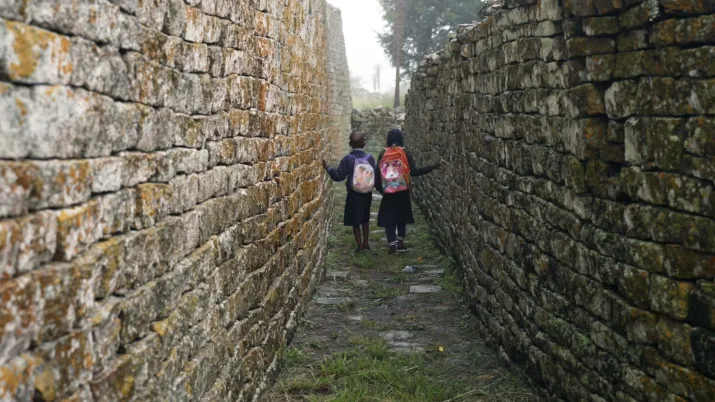 Des enfants visitent la muraille de Grand Zimbabwe
