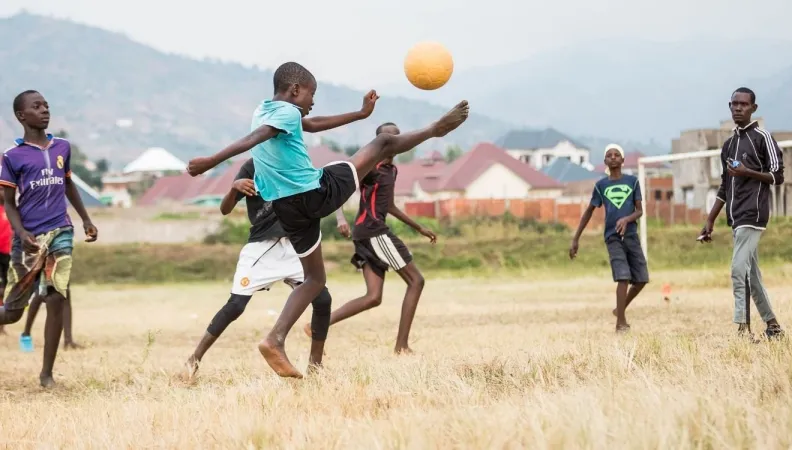 Dr. Uzziel Ndagijimana et Rémy Rioux signent une convention de financement en soutien à la politique du sport scolaire au Rwanda