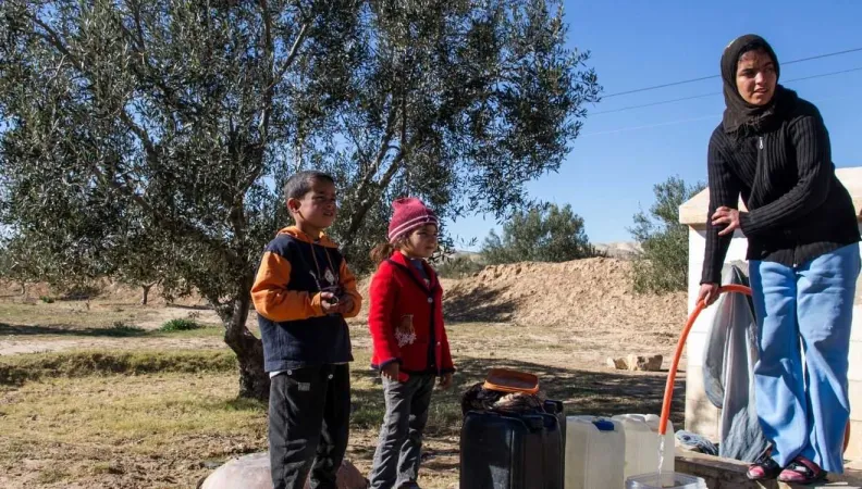 En Tunisie, la corvée d’eau est généralement assurée par les femmes