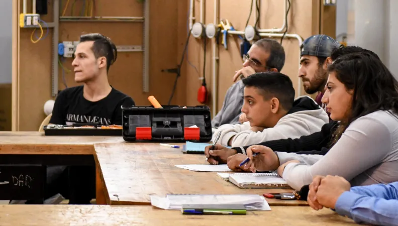Séance de formation en électricité dispensée à des Libanais et des réfugiés syriens dans le nord de Beyrouth (Liban) © Ammar Abd Rabbo / AFD