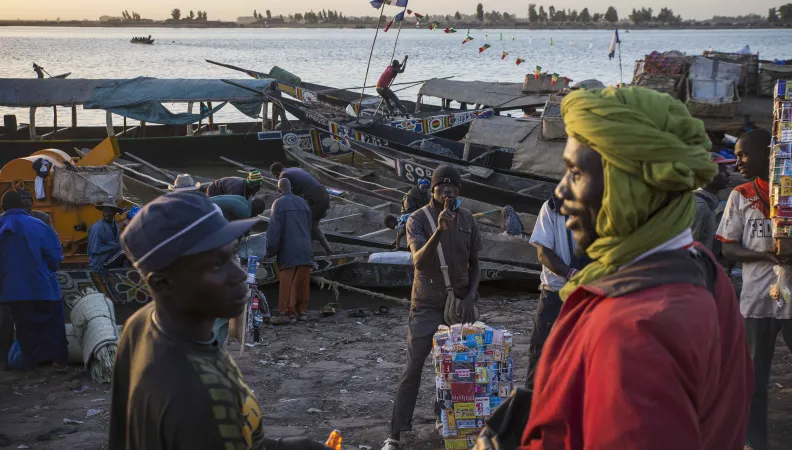 MOPTI, tractation au bord du fleuve Niger