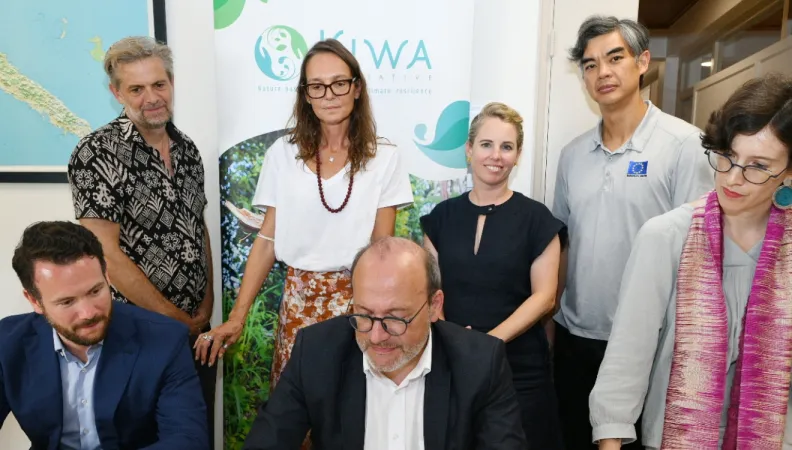 De gauche à droite (assis) : Charles Trottmann (AFD, Directeur du Dpt 3 Oceans), Remy Rioux (Directeur Général de l'AFD), Caroline Edant (AFD, Chargée de mission Régionale Biodiversité et Climat), (Debout) - Dr Steven Barraclough (Consul par interim d'Australie en Nouvelle-Calédonie), Virginie Bleitrach (AFD, Directrice Régionale Pacifique), Felicity Roxburgh (Consule General de Nouvelle Zélande en Nouvelle-Calédonie), Son Excellence Sujiro Seam (Ambassadeur de l'Union européenne pour le Pacifique, Délégati