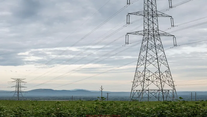 Une ligne à haute tension alimente les zones rurales en électricité