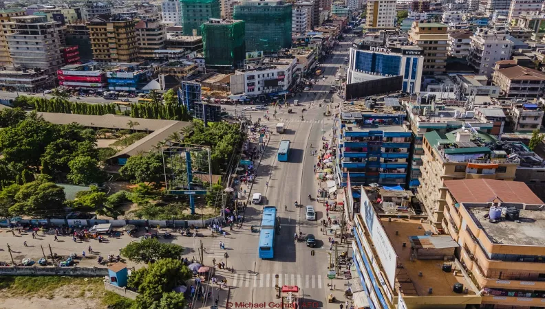 BRT passant le long de la rue Msimbazi à Dar es Salaam 