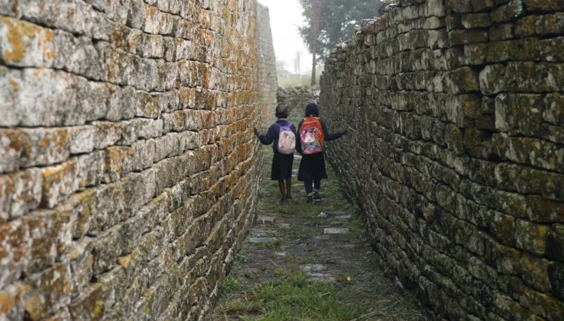 Des enfants visitent la muraille de Grand Zimbabwe