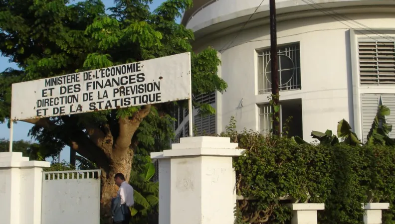 Devant le ministère de l'Economie du Sénégal.