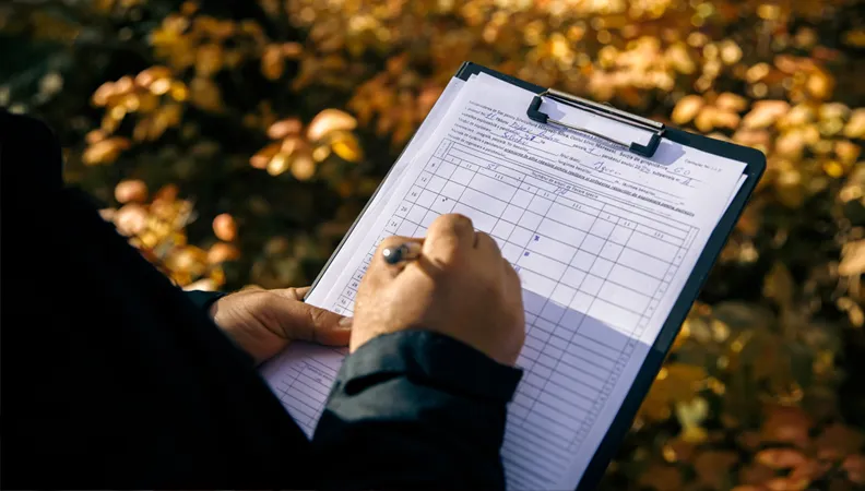 Homme prenant des notes dans un carnet