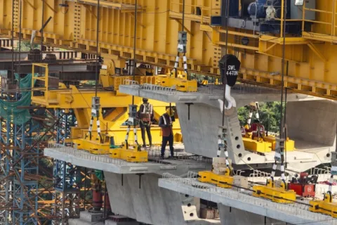 Construction d'une travée en plaçant des blocs entre deux piliers - Sutrat Metro Rail Project